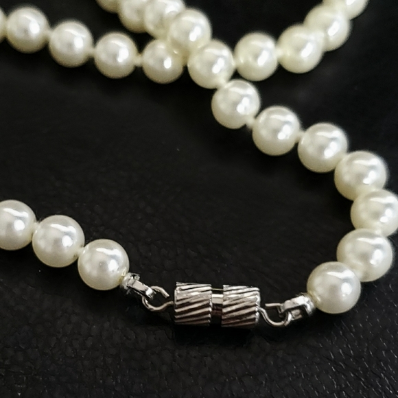 Vtg SS Repousse pendant with faux pearl necklace - Picture 6 of 7